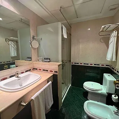Hotel El Cisne - Parking Exterior Gratuito